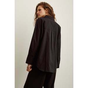 Chemise en popeline de coton noire pour femme, chemisier minimaliste à boutons pour tous les jours - Product Image 1