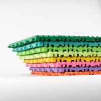 Jifu Carreaux de sol en plastique Nouveaux matériaux colorés Carreaux de sol de garage rose pour pont de course écologique