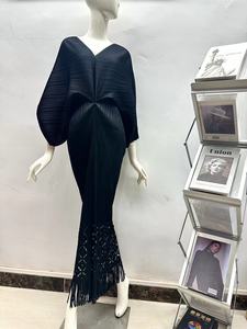 Vestido Maxi Holgado con Mangas Murciélago, Cuello en V, Estilo Adelgazante, Cola de Pez, Flecos y Aberturas - Product Image 6