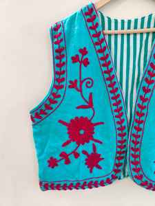 Chaleco Bordado Suzani de Terciopelo Hecho a Mano |   Chaleco Boho Hecho a Mano |   Chaqueta Vintage con Estampado Floral para Mujer, Regalo para Ella - Product Image 3