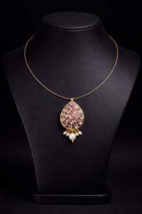 Ensemble de collier choker traditionnel plaqué or avec perles Kundan et Moti – Bijoux ethniques indiens élégants pour mariage avec pendentif en forme de goutte - Product Image 4