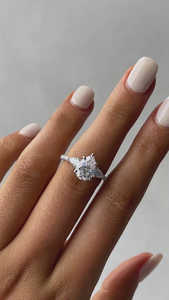 Bague de fiançailles de créateur en or 18 ct diamant cultivé en laboratoire IGI certifié trilogie coupe poire bagues de mariage bijoux fins pour femmes - Product Image 6