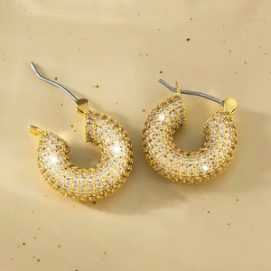 Orecchini a Cerchio a Forma di U con Zirconi Brillanti per Donne, Gioielli Eleganti e Minimalisti di Alta Moda - Product Image 5