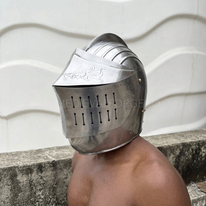 Casque médiéval artisanal gravé, armure de chevalier en acier, casque de bataille Renaissance pour cosplay - Product Image 1