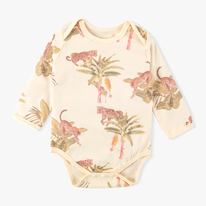 Chemise ample à manches longues avec col de style bavoir et combinaison une pièce pour bébé, idéale comme combinaison de ramper ou pyjama. - Product Image 3