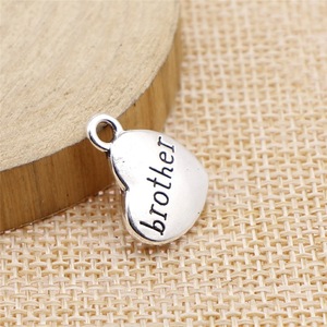 Breloque Cœur avec Inscription « Frère » 15x18mm en Alliage de Zinc Argent Vieilli pour Souvenir d'<span class=keywords><strong>Anniversaire</strong></span> d'Frère ou Sœur - Product Image 2