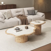Table basse minimaliste moderne en bois avec plateau en marbre irrégulier, ensemble de meubles italiens élégants et stylés pour le salon