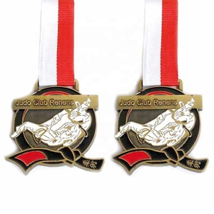 Medalla <span class=keywords><strong>de</strong></span> Honor del Campeonato <span class=keywords><strong>de</strong></span> Cricket del <span class=keywords><strong>Reino</strong></span> <span class=keywords><strong>de</strong></span> Arabia Saudita, Medallón <span class=keywords><strong>de</strong></span> Aleación <span class=keywords><strong>de</strong></span> Zinc Fundido a Presión, Premio <span class=keywords><strong>de</strong></span> Oro - Product Image 4
