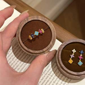 Juego de Joyería Wenchi S925 de Plata de Ley con Incrustaciones de Diamantes Dulces Dopamina, Anillo y Pendientes de Trébol de Cuatro Hojas Arcoíris, a la Moda - Product Image 2