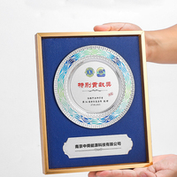 Médaille personnalisée unique en bois poli gravé, éco-responsable, vierge et personnalisable avec impression UV