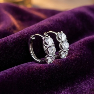 Pendientes Huggies con Tres Diamantes - Oro de 9k, 14k y 18k - Product Image 1