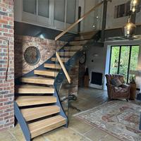 Maßgefertigte Moderne Innen-Metalltreppe aus Edelstahl mit Massivholz-Doppelplattenglas Gerade Stufen für Villen Glasgeländer