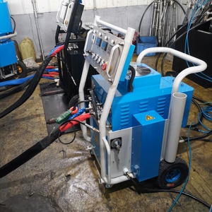 Machine d'isolation en mousse de polyuréthane et polyurée pour le pulvérisation sur les murs, toitures et tuyaux des entrepôts frigorifiques - Product Image 6