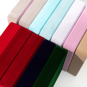 Caja de terciopelo personalizada para conjunto de collar y pendientes, caja de joyería de alta gama para conjunto de tres piezas. - Product Image 4