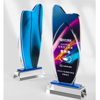 Maßgefertigte Gravierte Kristallglas-Trophäe Farbenfrohe Moderne Design-Auszeichnungsplakette mit Blauem Sockel für Geschäftszeremonien Sportveranstaltungen