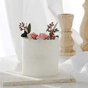 Bougie parfumée artisanale en forme de cylindre sur le thème des forêts, avec fleurs séchées, élégante boîte cadeau pour le Nouvel An, parfum floral végétal - Product Image 4