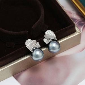 Pendientes de Botón con Circonita y Perla de Imitación, Estilo Europeo Americano, Versátiles, de Alta Calidad, con Doble Corazón Dorado - Product Image 2