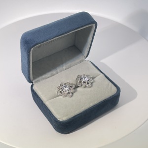 Pendientes de Botón Elegantes y Clásicos para Mujer de Tianyu Gems, Chapados en Oro sobre Latón, con Circonita Cúbica Blanca de Corte Redondo y Diseño de Flor - Product Image 1