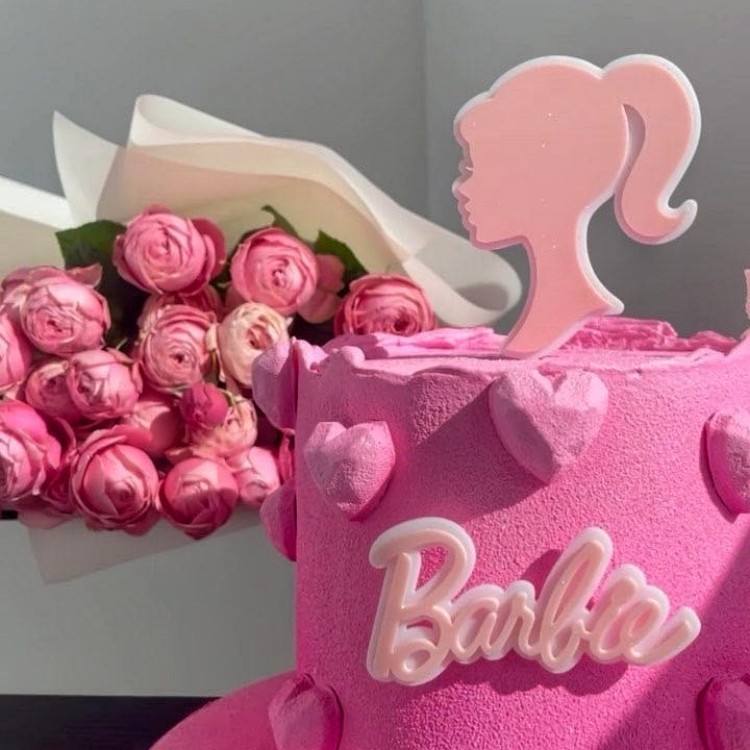 ชุดเซ็ตสองชิ้นสีชมพูและสีขาว