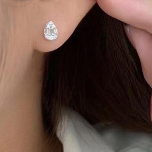 Orecchini a Perno con Zirconi a Forma di Goccia per Donne, Eleganti Gioielli in Tono Platino alla Moda - Product Image 4