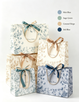 Sac en papier multi-tailles bleu brume, style vintage français, motif floral et oiseaux, fermeture magnétique, matériaux recyclés, sac cadeau