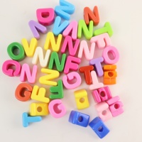 Cuentas de letras acrílicas multicolor de agujero grande de gran venta para pulseras DIY, llaveros, trenzas de pelo, nombres personalizados al por mayor