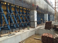 Mur de soutènement modulaire réutilisable à structure en acier de conception moderne, à support unilatéral, haute résistance, pour le coffrage de construction en hauteur