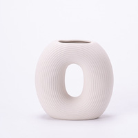 ARM LVG Vase floral en céramique blanche, finition mate, en porcelaine romantique, à texture rayée, en forme de lettre, pour décoration artistique de mariage et de la maison