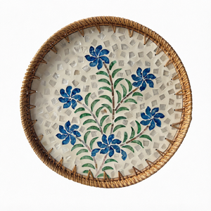 Bandeja de Ratán con Diseño Pintado de Flores Azules, Cesta Circular Decorativa para el Hogar - Product Image 1