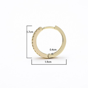 Pendientes Huggie Chapados en Oro con Doble Hilera de Circonitas, Forma Geométrica, para Uso Diario - Product Image 5