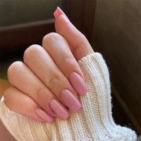 Marque privée, ongles à porter, manucure française courte blanche avec faux ongles
