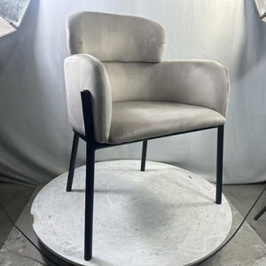 Silla moderna de terciopelo de color gris y beige con patas de metal blanco y negro Sillón tapizado para oficina en casa Silla de sala de estar - Product Image 4