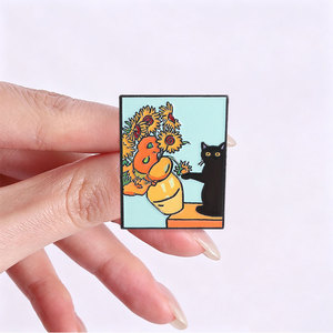 Épinglette en émail personnalisée chat noir et tournesol, motif chaton coquin, badge métallique, épinglette de revers amusante, bijou cadeau - Product Image 2