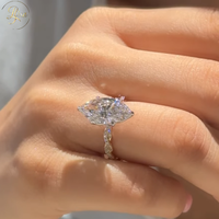 Bague en or 18 carats avec diamant de laboratoire taille marquise, bande pavée torsadée, pierres latérales rondes et galerie florale – Joaillerie fine