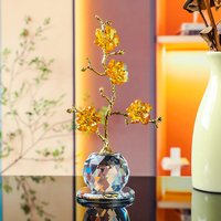 Ornamen bunga kristal dianyam tangan dengan bunga kristal polihedral, dilapisi batang berlapis emas, dan merupakan karya seni bunga.
