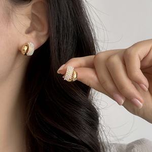 Nouvelles Boucles d'Oreilles Clous en Métal Arc de Perle, Style Rétro Français Tendance, Luxe Léger et Élégant, Plaqué Or, Idéales pour les Fêtes - Product Image 6