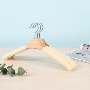 Cintre Classique Moderne <span class=keywords><strong>pour</strong></span> Robe <span class=keywords><strong>de</strong></span> Mariée, Revêtement Caoutchouc <span class=keywords><strong>de</strong></span> Haute Qualité, Cintre Élégant en <span class=keywords><strong>Bois</strong></span> avec Perles et <span class=keywords><strong>Laine</strong></span>, <span class=keywords><strong>pour</strong></span> Manteaux, Costumes, Chemises et Vêtements <span class=keywords><strong>de</strong></span> Garde-Robe - Product Image 2