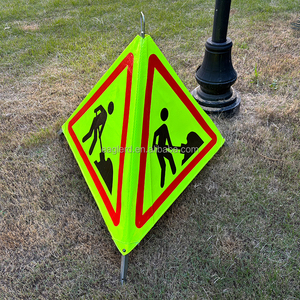 Segitiga Peringatan Tripod Reflektif 70cm dengan Stand Tripod yang Dapat Disesuaikan - Product Image 3
