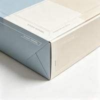 Boîte d'expédition en carton ondulé personnalisée avec motif géométrique coloré pour vêtements, accessoires et emballages e-commerce