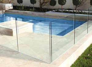 מעקות זכוכית למרפסת וילה עם תאורת לד בפרופיל אלומיניום מודרני בצורת U, מותקן על הרצפה, מותג SGB, 5+ שנים אחריות - Product Image 5