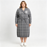 Robe-manteau en tricot pour femmes grandes tailles OEM ODM, col à revers, jacquard à carreaux, double boutonnage, longueur midi avec ceinture ajustable