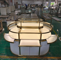 Comptoir de présentation de bijoux en verre incurvé de luxe sur mesure, avec éclairage LED, cadre en acier inoxydable doré, vitrine de boutique écologique, fabrication en usine