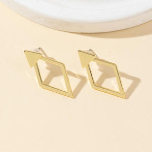 महिलाओं के फैशन गहने न्यूनतम सामान के लिए अलग-अलग आकारों के लिए अनुकूलित स्टड ईयररिंग्स के लिए अलग-अलग आकार के ज्यामितीय अलग - Product Image 5