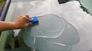 น้ำยาขจัดคราบน้ำมันบนกระจก<span class=keywords><strong>รถ</strong></span>ยนต์ สำหรับทำความสะอาดคราบบนกระจกหน้า<span class=keywords><strong>รถ</strong></span>และกระจกหน้าต่าง พร้อมชุดฟองน้ำ - Product Image 2