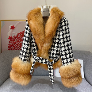 Cappotto in lana da donna con collo e polsini in pelliccia di volpe enorme - Product Image 4