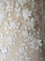 Tissu en dentelle de tulle brodé à la main avec des perles de fleurs 3D, des paillettes et des perles pour robe de mariée