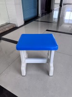 Conjunto de Muebles Escolares Económicos de Material PP Ecológico con Diseño de Esquinas Redondeadas y Colores Personalizables