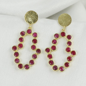 Pendientes Hamsa de Latón Chapado en Oro con Rubí, Joyería Espiritual, Joyería de Lujo para Mujer para Fiestas - Product Image 2