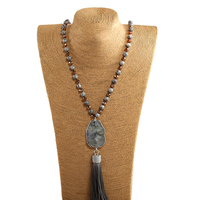 Collier Bohème Tendance pour Femme avec Pierres Naturelles de 8 mm, Cristal et Verre, Nœuds et Pendentif Pompon en Pierre Naturelle Irrégulière