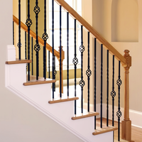 Rampe en fer forgé au design moderne, durable, combinant bois et métal pour un accent d'escalier élégant, double panier torsadé